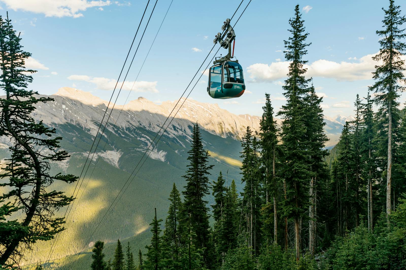 A Banff Gondola a fenyőfák teteje felett