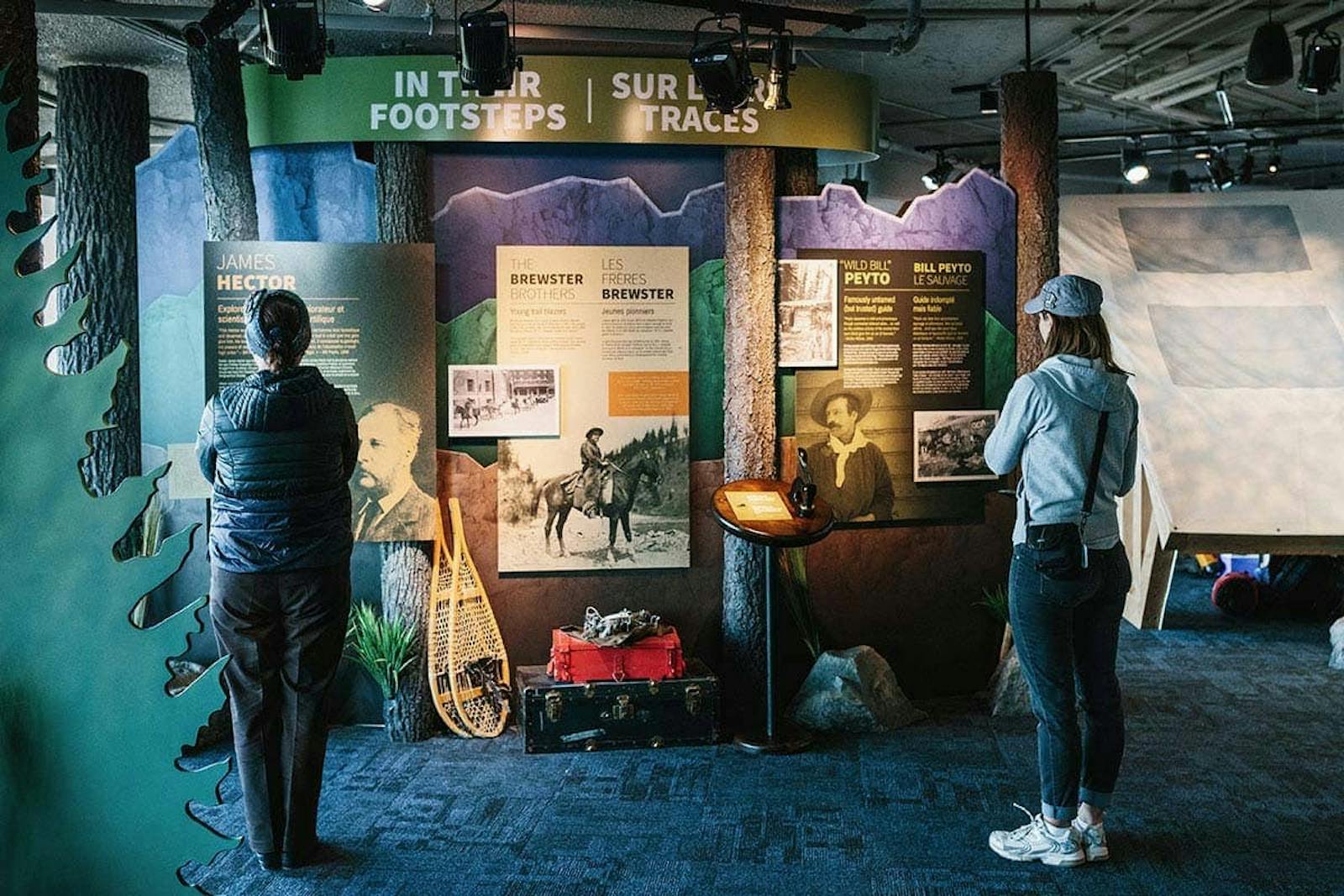 Visitatori osservano pannelli storici vicino alla Banff Gondola