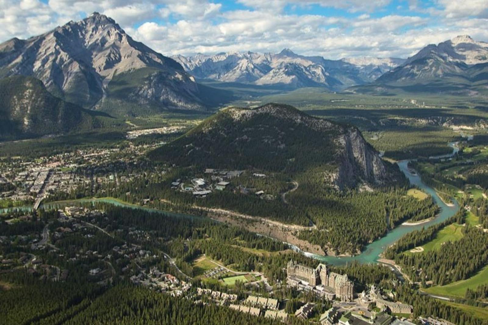 Luftfoto av Banff Gondola over fjellene