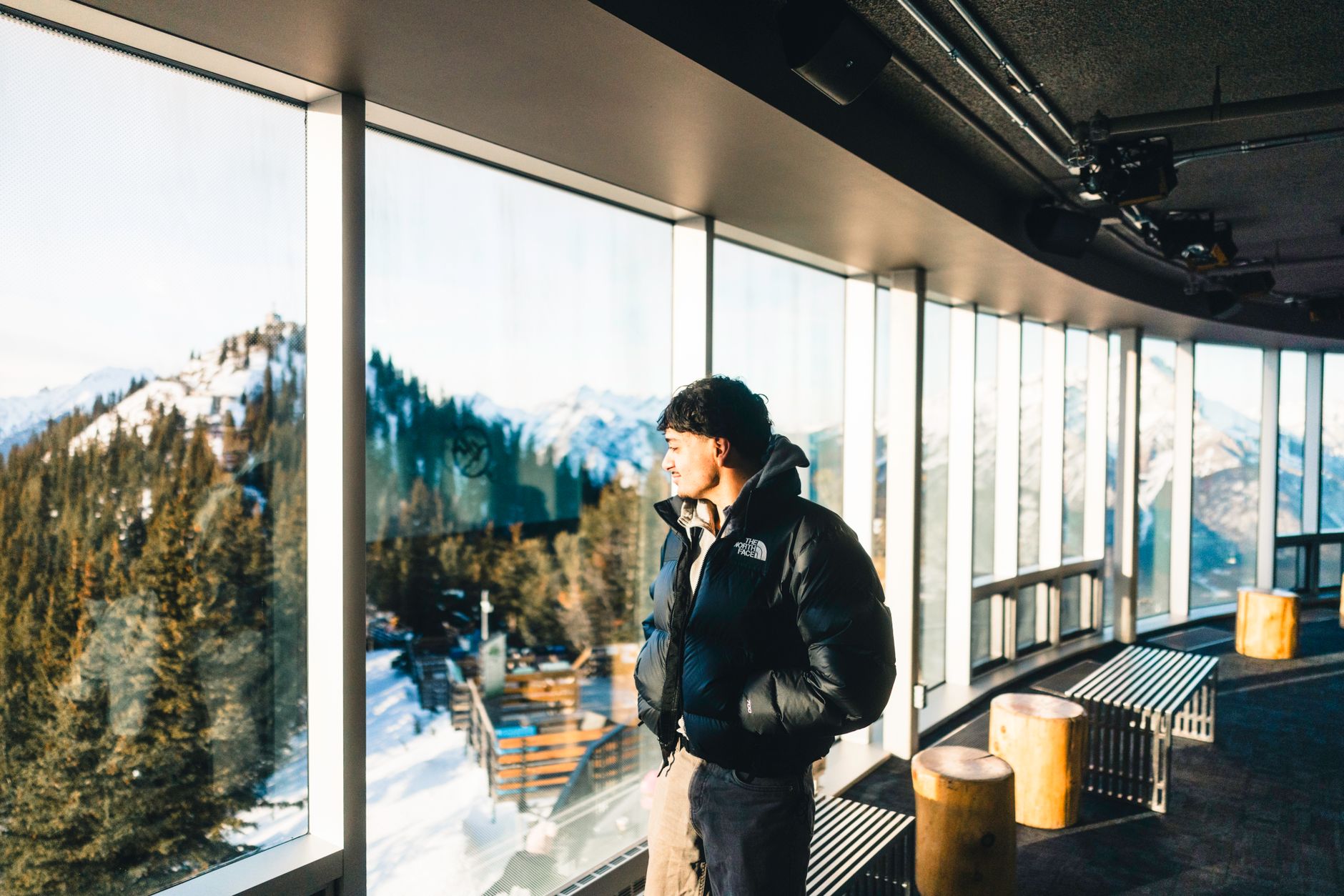 Inomhusvy från Banff Gondola mot bergen