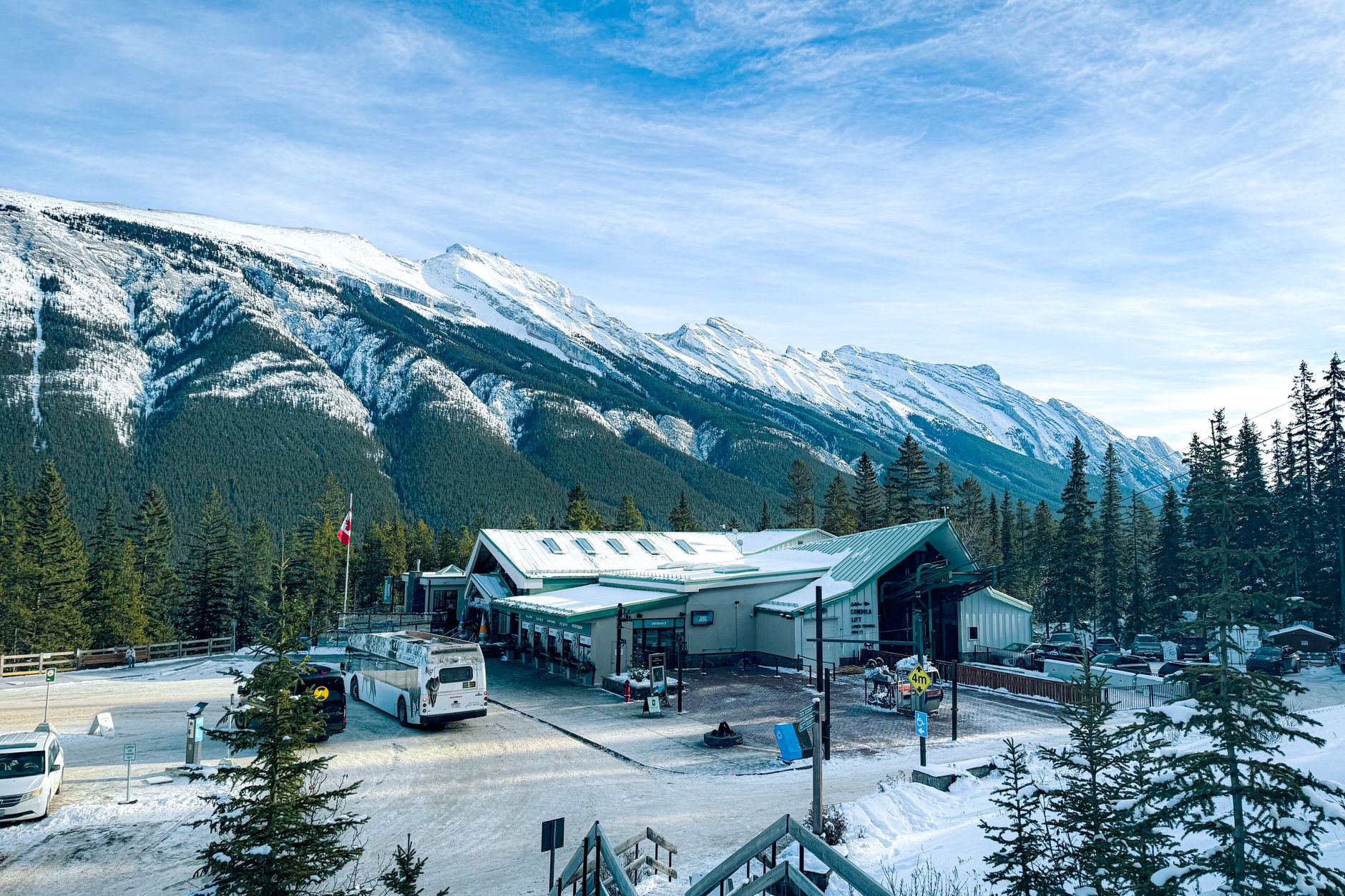 Panoramavy över Banff Gondola och snötäckta berg