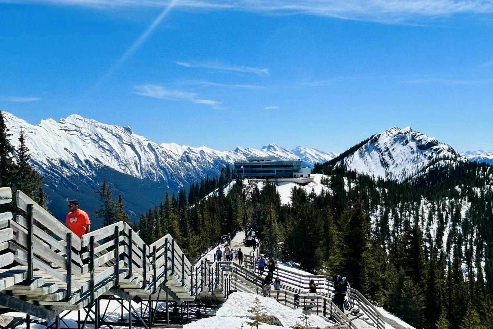 从班夫缆车俯瞰山脉全景